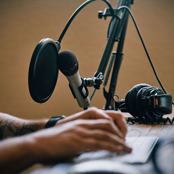 Guide pour choisir le bon matériel pour un podcast audio
